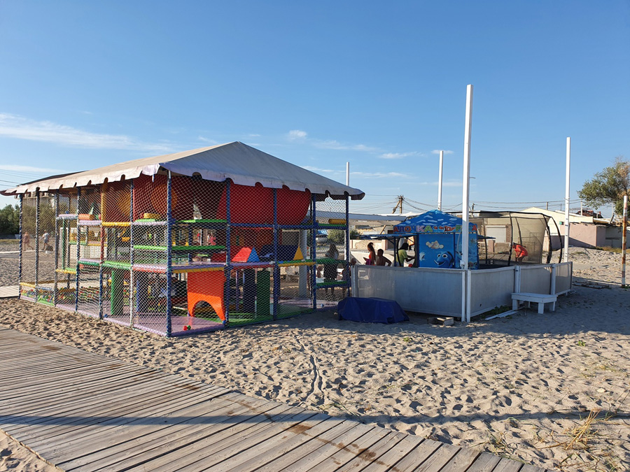 Аттракционы на пляже Штормовое  