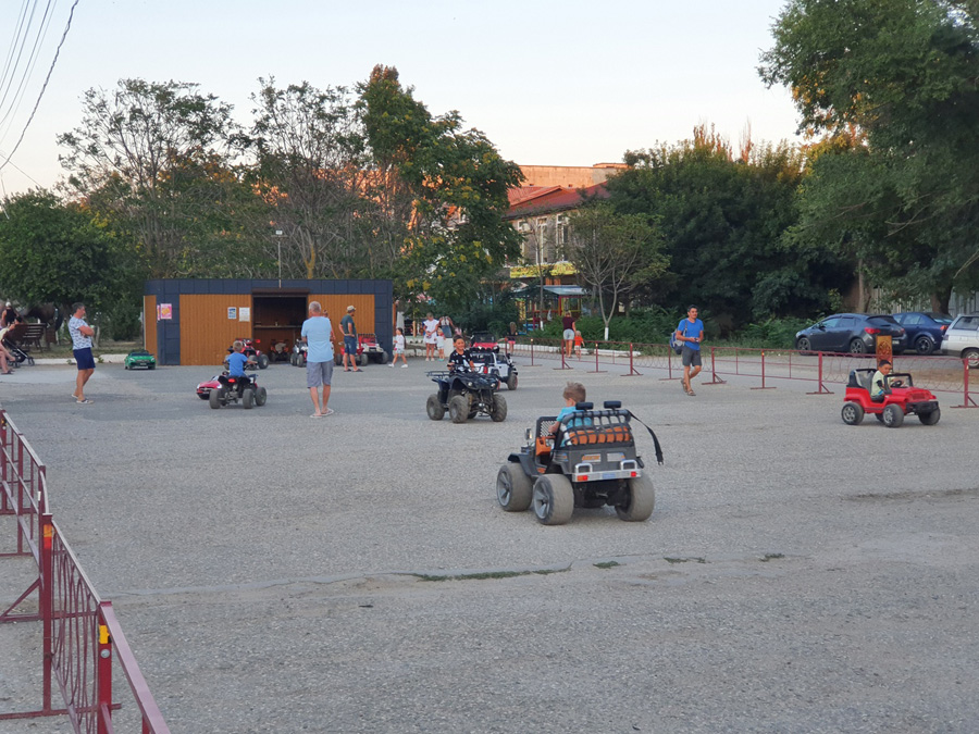 Аттракционы на пляже Штормовое под Евпаторией
